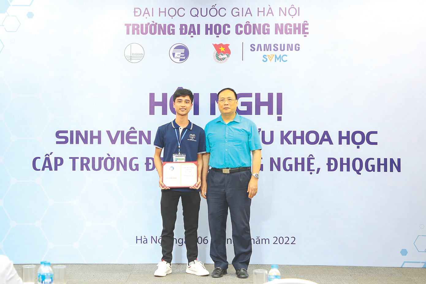 Nguyễn Văn Đức (bên trái) tại Hội nghị sinh viên nghiên cứu khoa học cấp trường