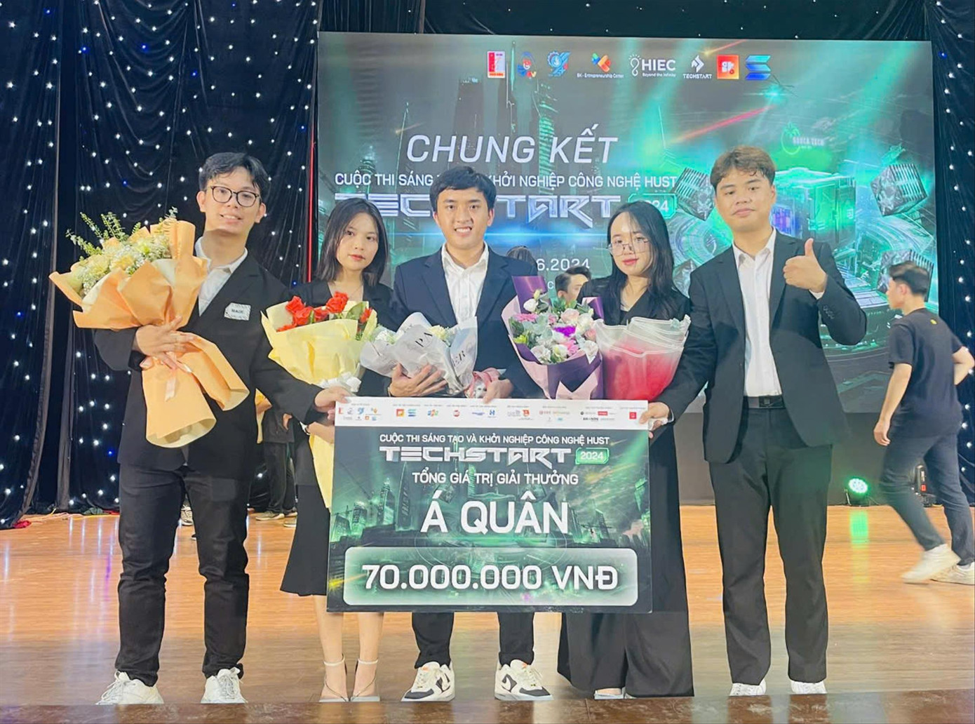 Cao Đức Tâm (ở giữa) cùng các bạn nhận giải Nhì cuộc thi Sáng tạo khởi nghiệp công nghệ Techstart 2024 tại Đại học Bách Khoa Hà Nội. Cao Đức Tâm (ở giữa) cùng các bạn nhận giải Nhì cuộc thi Sáng tạo khởi nghiệp công nghệ Techstart 2024 tại Đại học Bách Khoa Hà Nội.