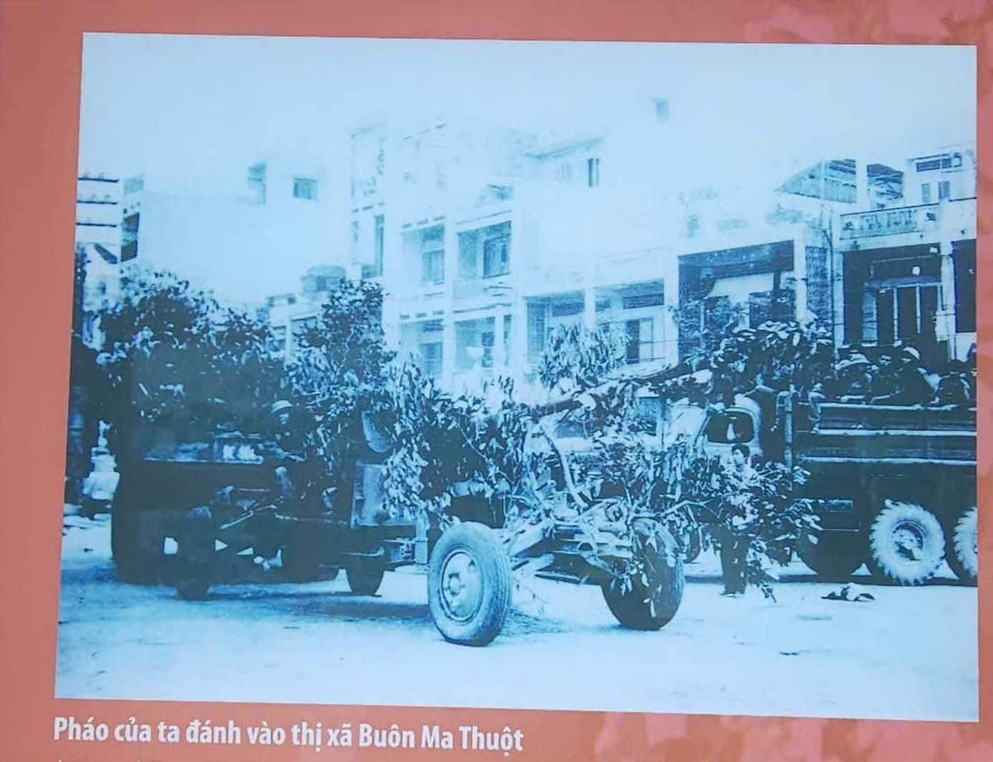 Pháo của ta đánh vào thị xã Buôn Ma Thuột.