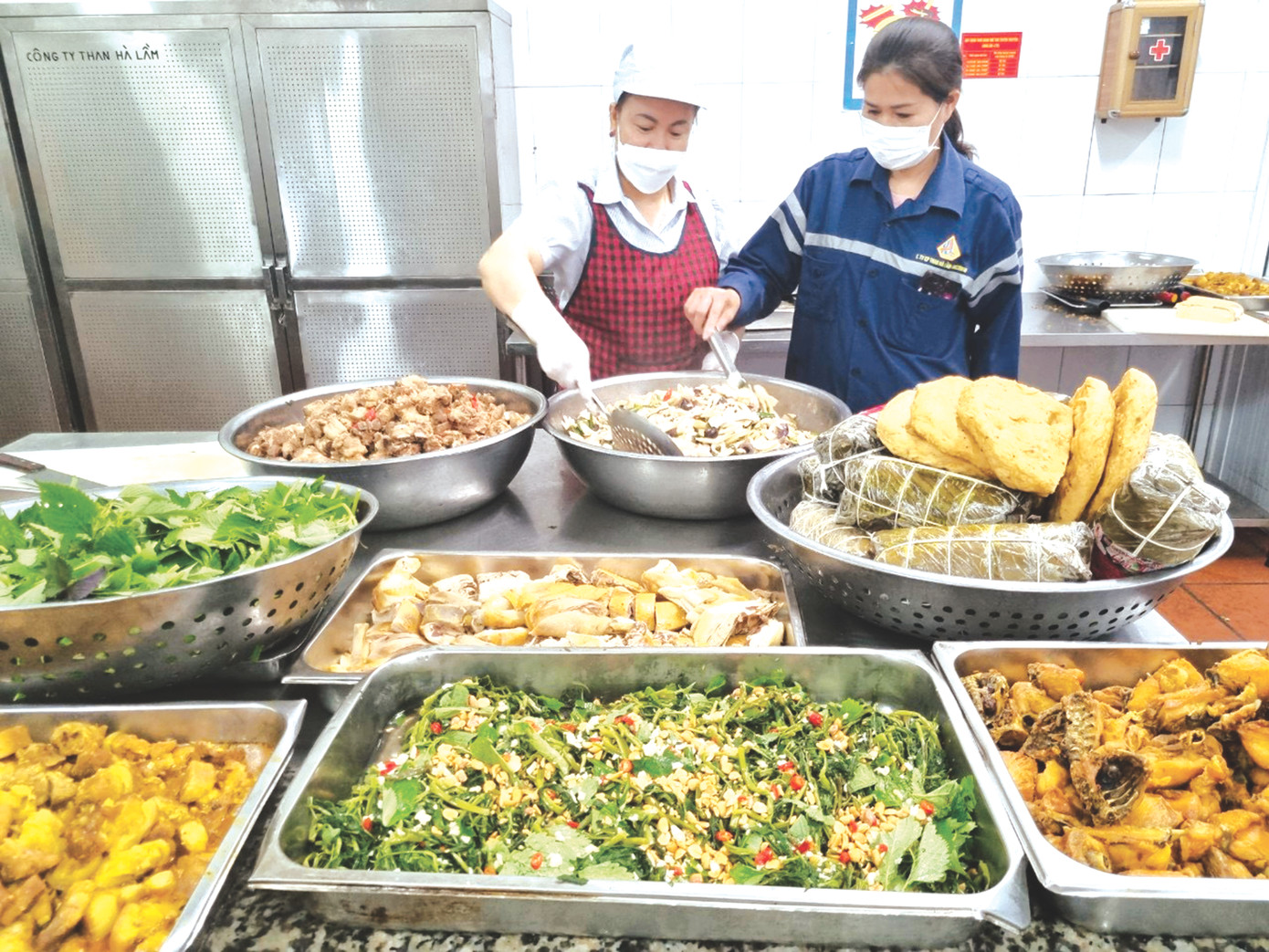 Công ty đã và đang đảm bảo bữa ăn công nghiệp cho người lao động với khoảng 20 món ăn tự chọn/ngày