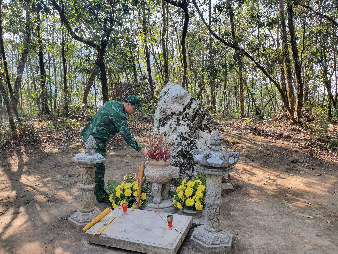 Nhiều người thắp hương, làm lễ nơi đây. Nhiều người thắp hương, làm lễ nơi đây.