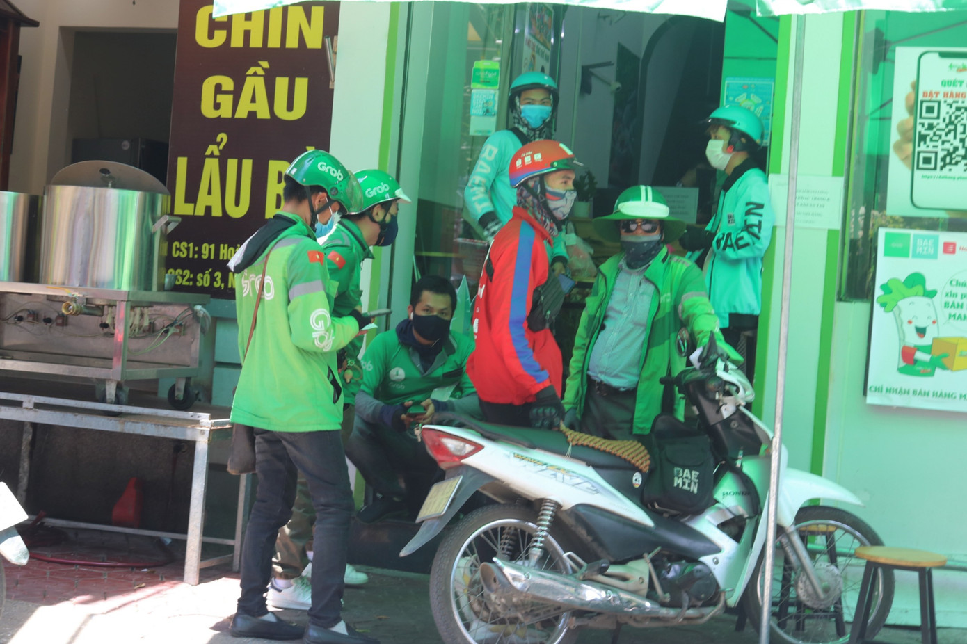 Xe ôm công nghệ trên phố phường thủ đô