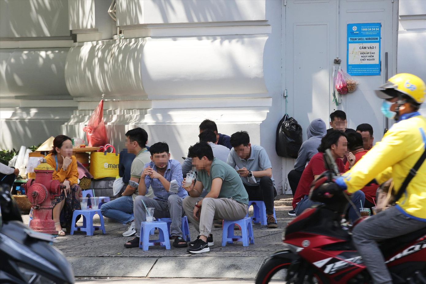 Vỉa hè đường Tôn Đức Thắng (phường Bến Nghé, quận 1) trở thành điểm kinh doanh nước giải khát Ảnh: H.H Vỉa hè đường Tôn Đức Thắng (phường Bến Nghé, quận 1) trở thành điểm kinh doanh nước giải khát Ảnh: H.H