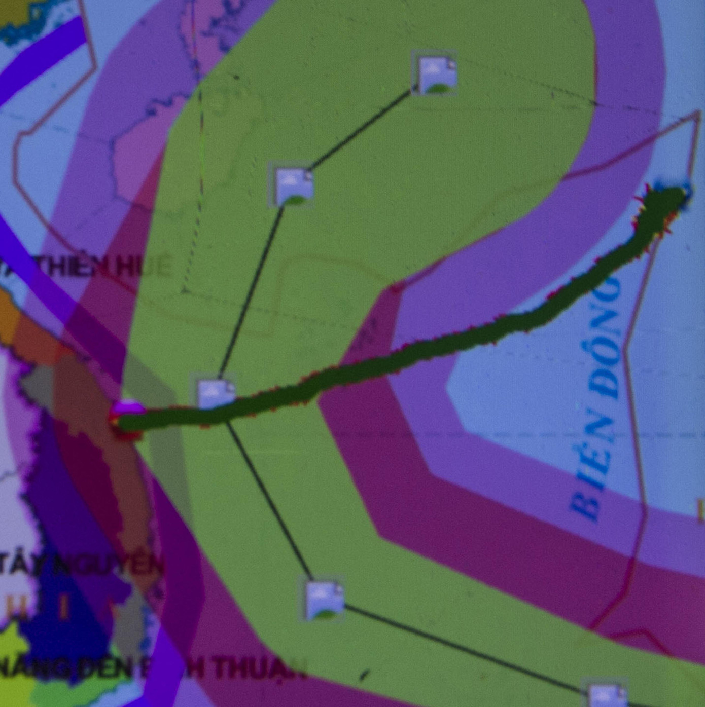 Mười một tàu cá của ngư dân xã Nghĩa An với hơn 100 ngư dân đang neo ngay vùng eo dự kiến bão RAI sẽ đi qua Ảnh: Hà Anh (chụp qua màn hình điện thoại)
