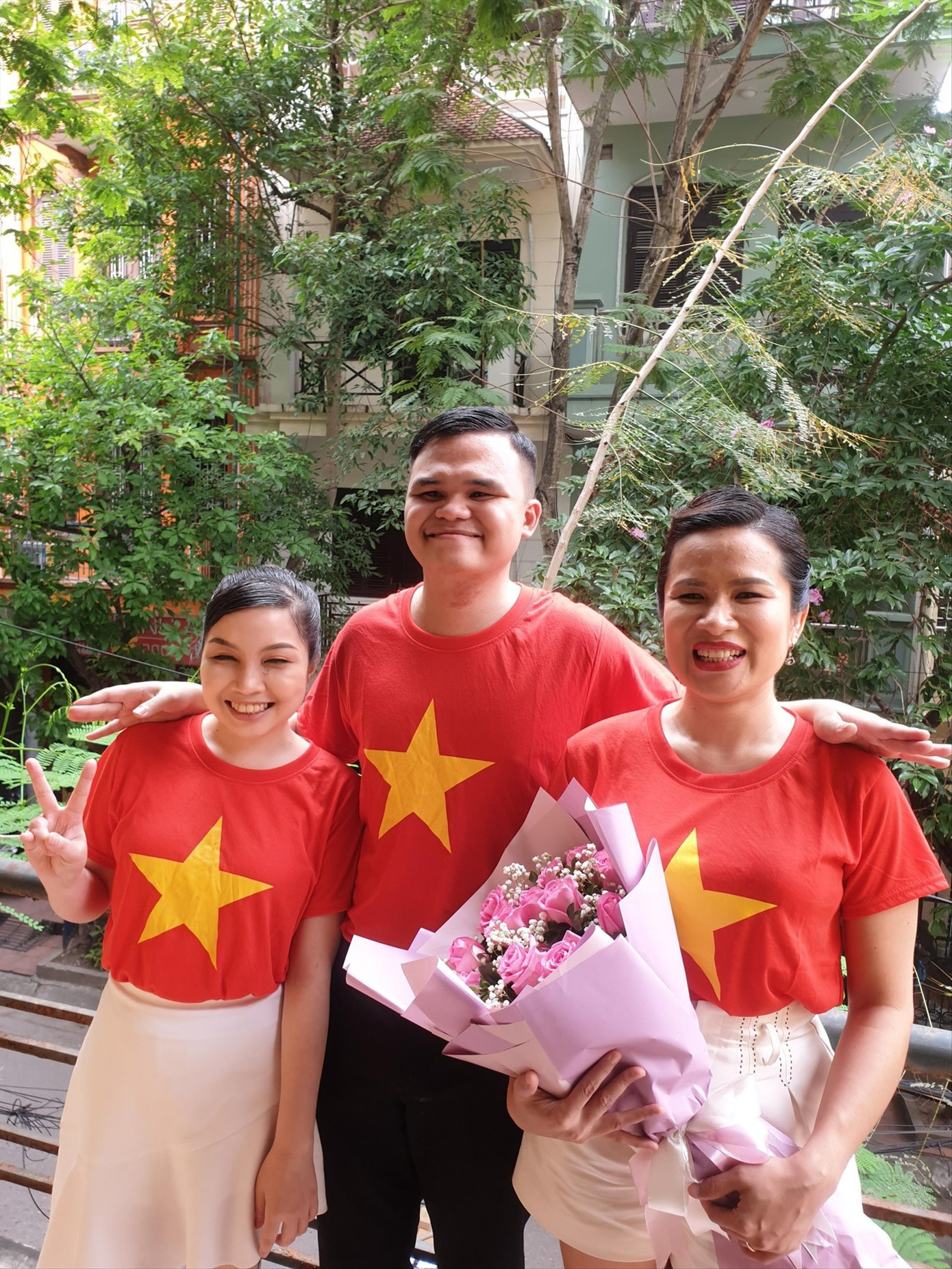 Anh Lê Tuấn Hà (giữa) cùng những người bạn của mình Ảnh: NVCC