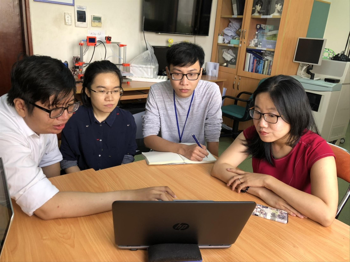 TS. Hà Thị Thanh Hương (bìa phải), giảng viên Trường ĐH Quốc tế cùng cộng sự bàn giải pháp triển khai đề tài nghiên cứu.