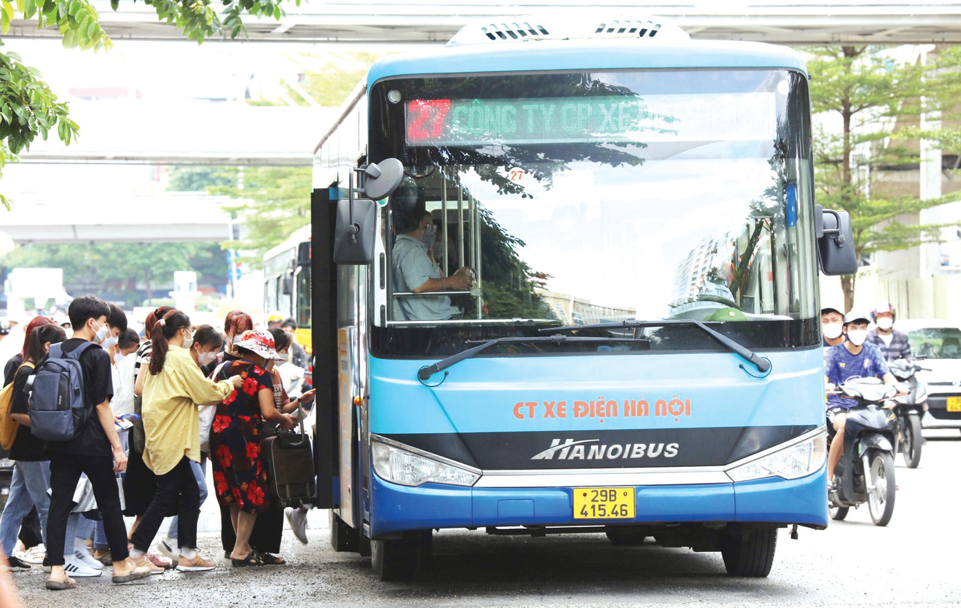 Hành khách đi xe buýt đang tăng dần trở lạiẢnh: Như Ý