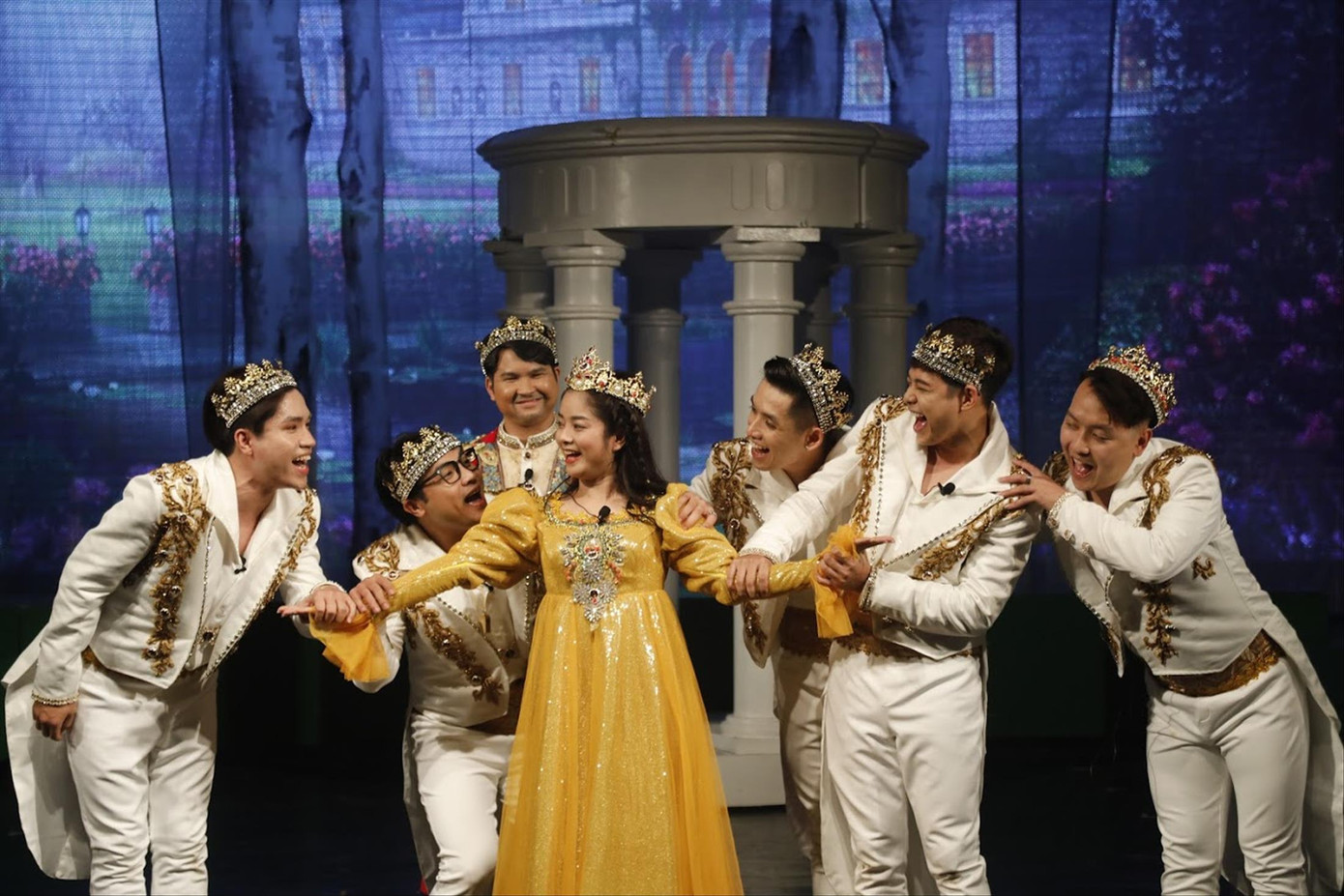 “Bầy chim thiên nga” của Nhà hát Tuổi trẻ nép mình chờ thời cơ. Ảnh: Kỳ Sơn