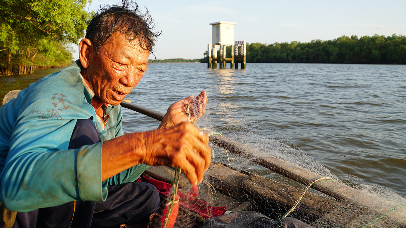 Ông Nguyễn Văn Thừa mưu sinh trên dòng Ba Lai. Ảnh: Hòa Hội Ông Nguyễn Văn Thừa mưu sinh trên dòng Ba Lai. Ảnh: Hòa Hội