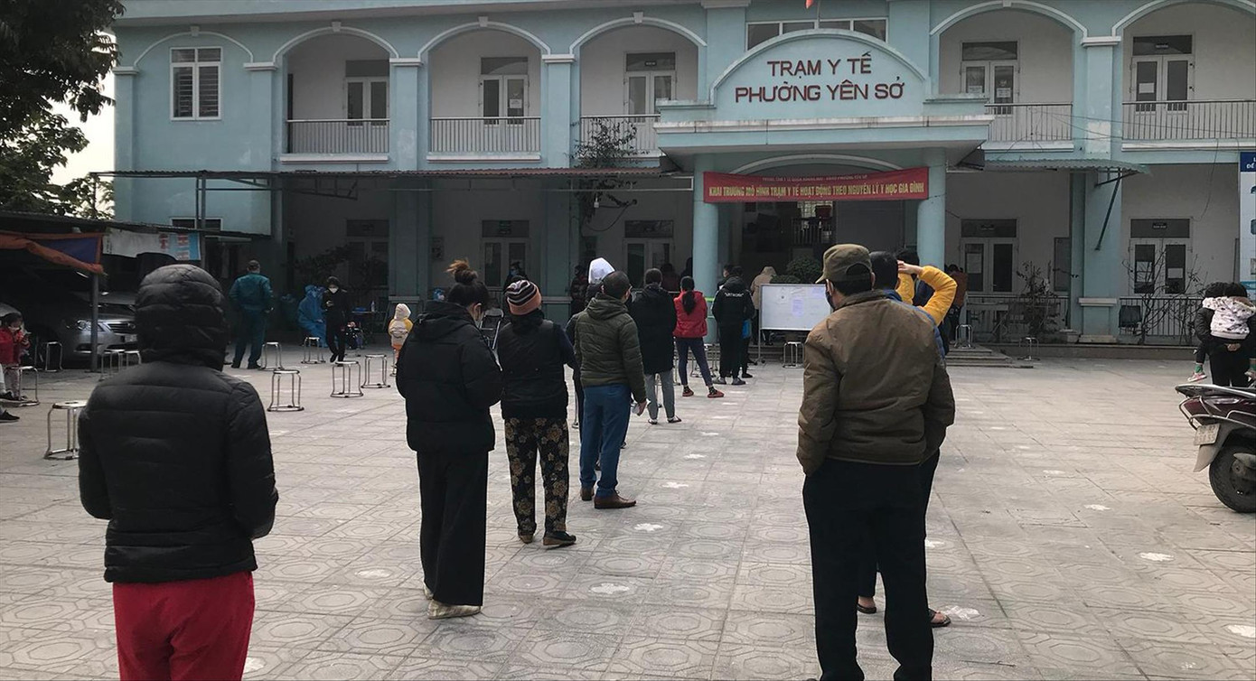 Người dân xếp hàng tại Trạm Y tế phường Yên Sở (Hoàng Mai, Hà Nội) để được xác nhận là F0. Ảnh: TP