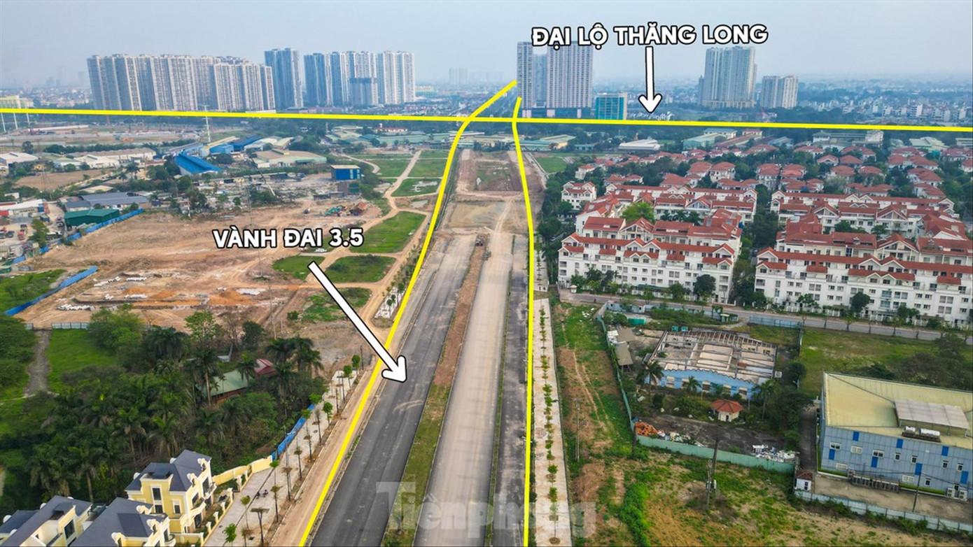 Đường Vành đai 3,5 giao với đại lộ Thăng Long đang thi công dở dang. Ảnh: Đức Nguyễn