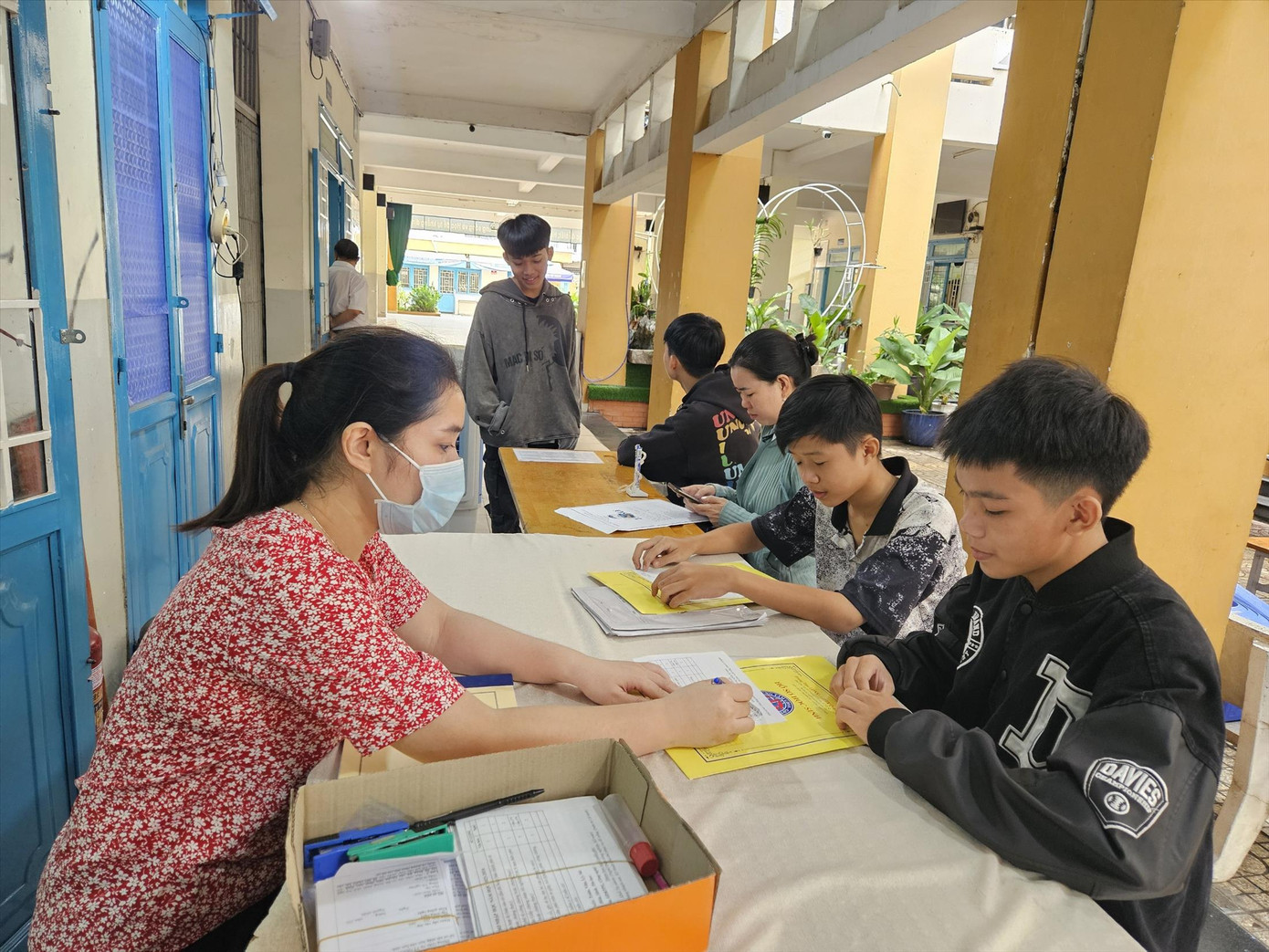 Học sinh, phụ huynh xếp hàng chờ nộp hồ sơ vào lớp 10 tại Trung tâm GDNN-GDTX quận Tân Bình. Ảnh: Nhàn Lê Học sinh, phụ huynh xếp hàng chờ nộp hồ sơ vào lớp 10 tại Trung tâm GDNN-GDTX quận Tân Bình. Ảnh: Nhàn Lê