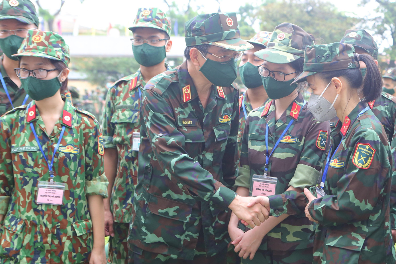 Trung tướng Đỗ Quyết, Giám đốc Học viện Quân y động viên, giao nhiệm vụ cho các nữ quân nhân lên đường vào Nam chống dịch, tháng 8/2021