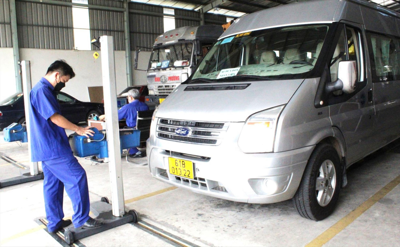 Xe đến đăng kiểm tại Trung tâm Đăng kiểm 61-03S Bình Dương Ảnh: H.C Xe đến đăng kiểm tại Trung tâm Đăng kiểm 61-03S Bình Dương Ảnh: H.C