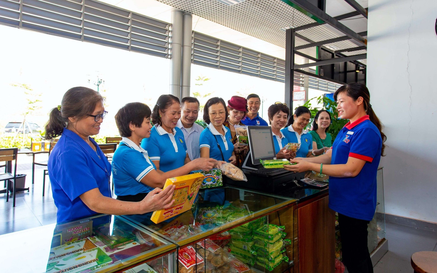 Đội ngũ nhân viên chuyên nghiệp phục vụ hành khách tại trạm dừng nghỉ V52