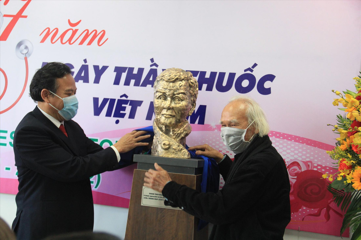 Bức tượng đồng bà Virginia Mary Lockett được bệnh viện Y học Cổ truyền lên ý tưởng và nhà điêu khắc Phạm Văn Hạng thực hiện Ảnh: Thanh Trần