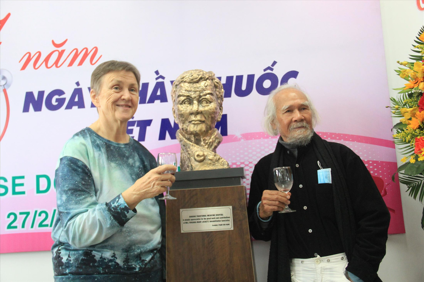 Nhà điêu khắc Phạm Văn Hạng và bà Virginia Mary Lockett bên bức chân dung bằng đồng