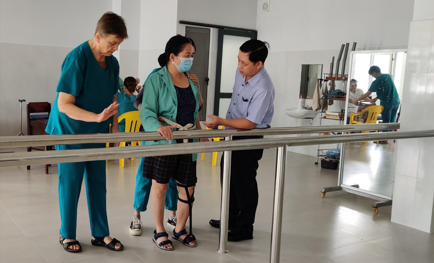 “Bà Tây” coi bệnh nhân như người nhà, hết lòng luyện tập để họ sớm phục hồi