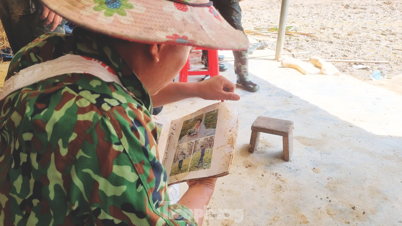 Anh Lý Seo Thỏ xem lại cuốn album ảnh cưới của vợ chồng