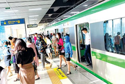 Tàu có sức chuyên chở khối lớn, lại chạy trên đường riêng đang được xem là “xương sống” của VTHKCC tại Hà Nội Tàu có sức chuyên chở khối lớn, lại chạy trên đường riêng đang được xem là “xương sống” của VTHKCC tại Hà Nội