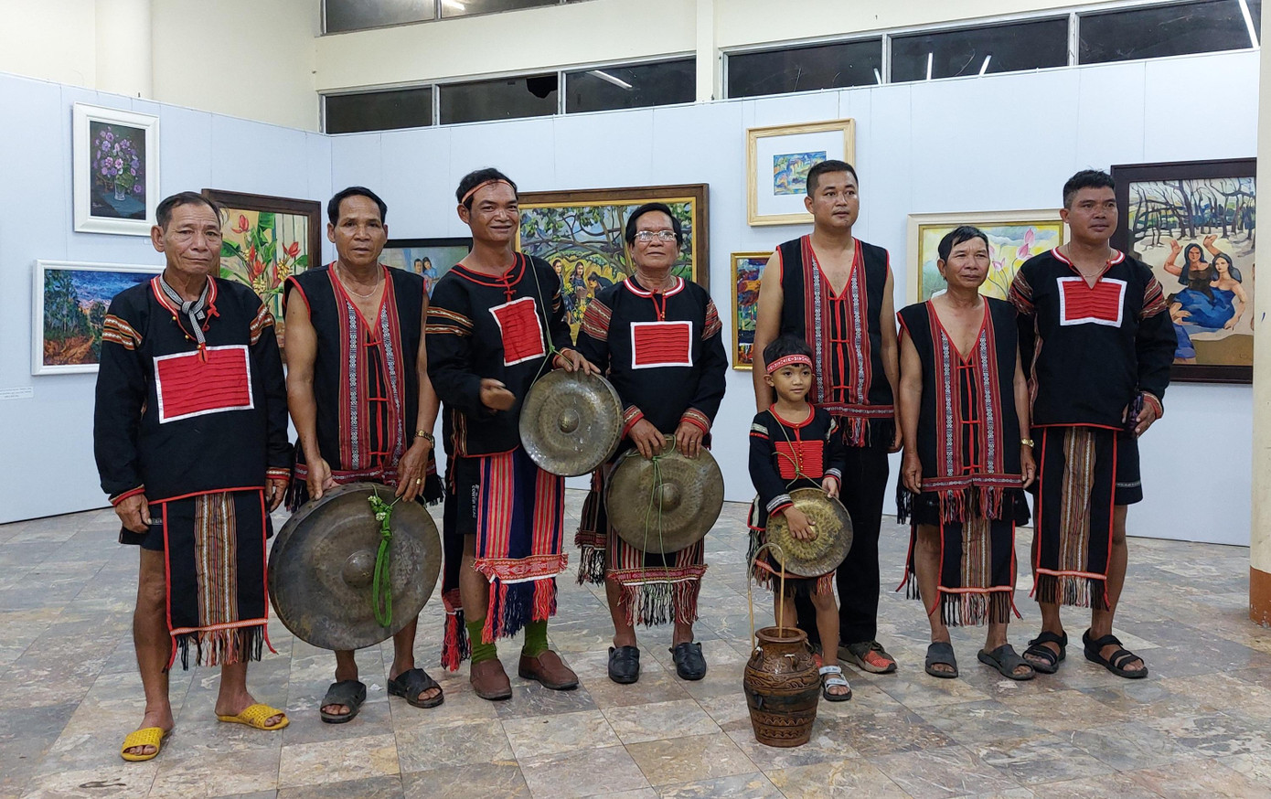 Y Rô Ben (thứ 4 phải qua) cùng đoàn nghệ nhân huyện Ea Súp Y Rô Ben (thứ 4 phải qua) cùng đoàn nghệ nhân huyện Ea Súp