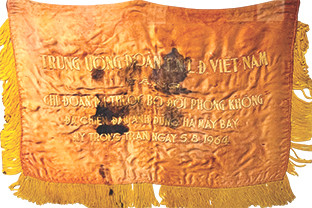 Lá cờ thưởng của Trung ương Đoàn Thanh niên lao động Việt Nam tặng Chi đoàn 141 - Bộ đội phòng không đã hạ máy bay Mỹ trong trận đầu (ngày 5/8/1964). Trên lá cờ vẫn còn vết máu của người lính giữ cờ Lá cờ thưởng của Trung ương Đoàn Thanh niên lao động Việt Nam tặng Chi đoàn 141 - Bộ đội phòng không đã hạ máy bay Mỹ trong trận đầu (ngày 5/8/1964). Trên lá cờ vẫn còn vết máu của người lính giữ cờ