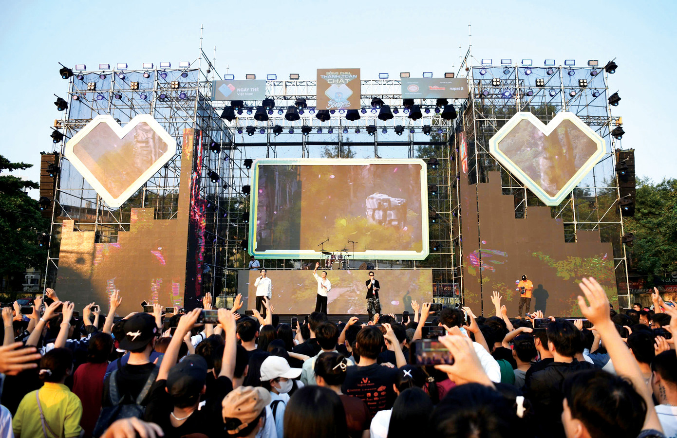 Ngày thẻ Việt Nam là trải nghiệm đáng nhớ của nhóm phóng viên Tiền Phong lần đầu được tiếp cận với lĩnh vực tài chính - ngân hàng. Ảnh: NHƯ Ý Ngày thẻ Việt Nam là trải nghiệm đáng nhớ của nhóm phóng viên Tiền Phong lần đầu được tiếp cận với lĩnh vực tài chính - ngân hàng. Ảnh: NHƯ Ý