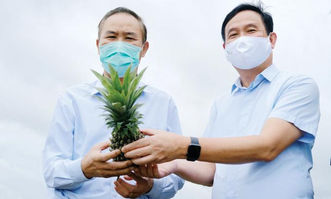 Thứ trưởng Bộ NN&amp;PTNT Phùng Đức Tiến và Chủ tịch DOVECO Đinh Cao Khuê (bên phải) trong lần đi thăm nông trường dứa của công ty