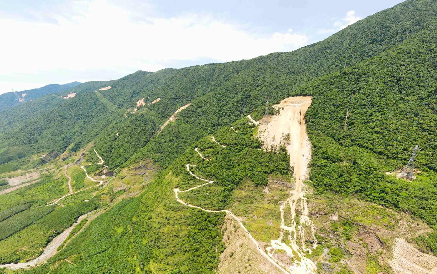 Những cột điện cao chót vót trên dãy Hoành Sơn