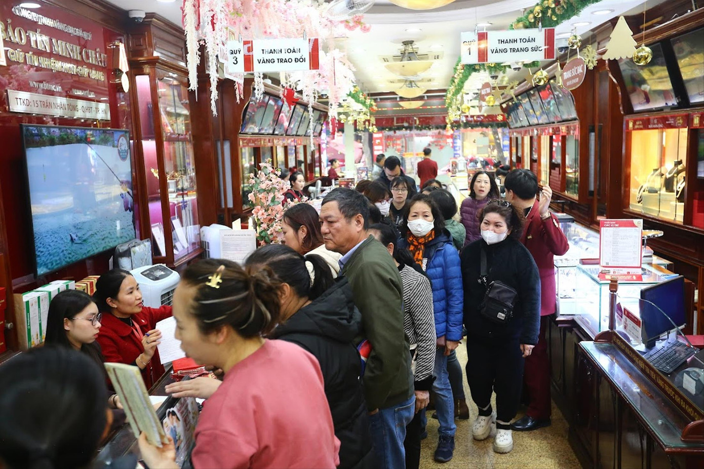 Người dân xếp hàng dài chờ mua vàng tại cửa hàng trên phố Trần Nhân Tông (Hai Bà Trưng, Hà Nội) Ảnh: Duy Phạm