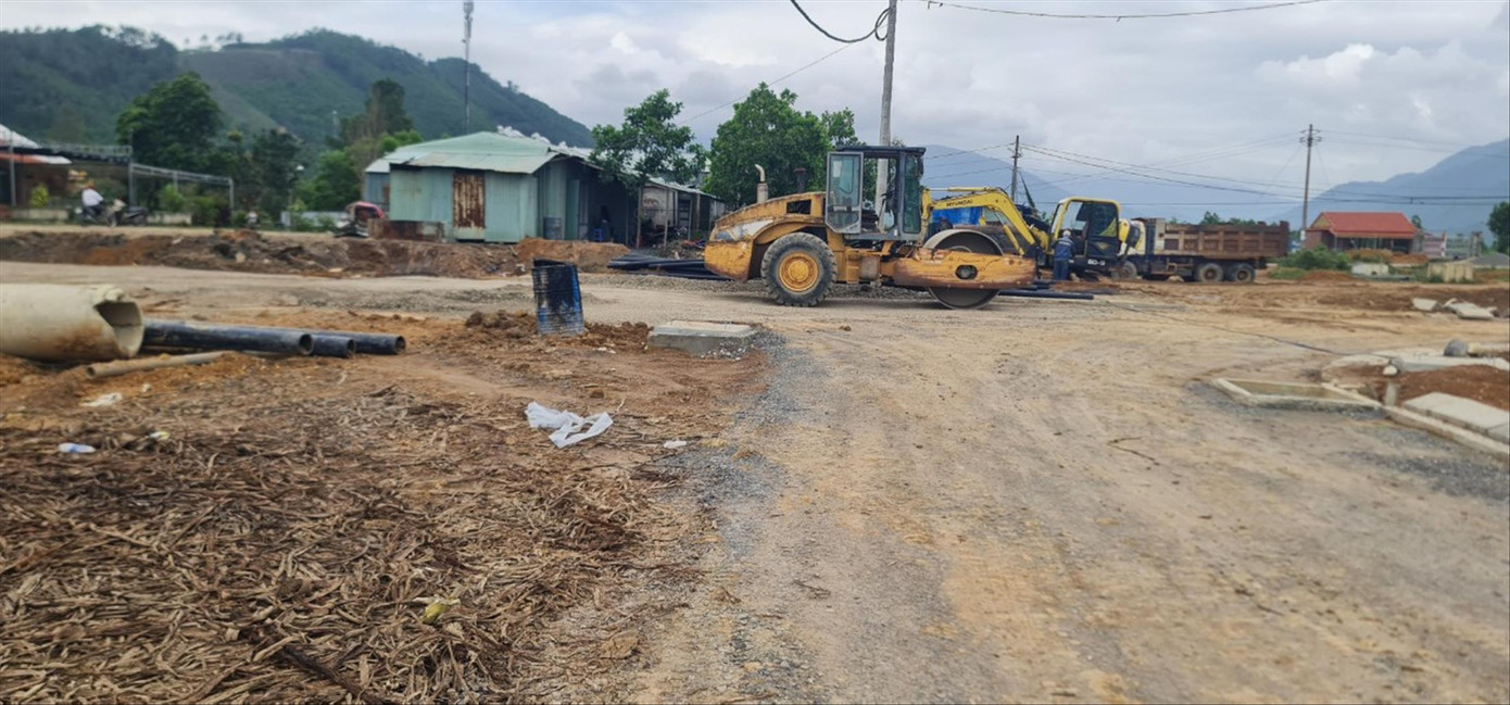 Hiện trạng một phần diện tích đất của người dân chưa đền bù đã san ủi, thi công dự án tái định cư