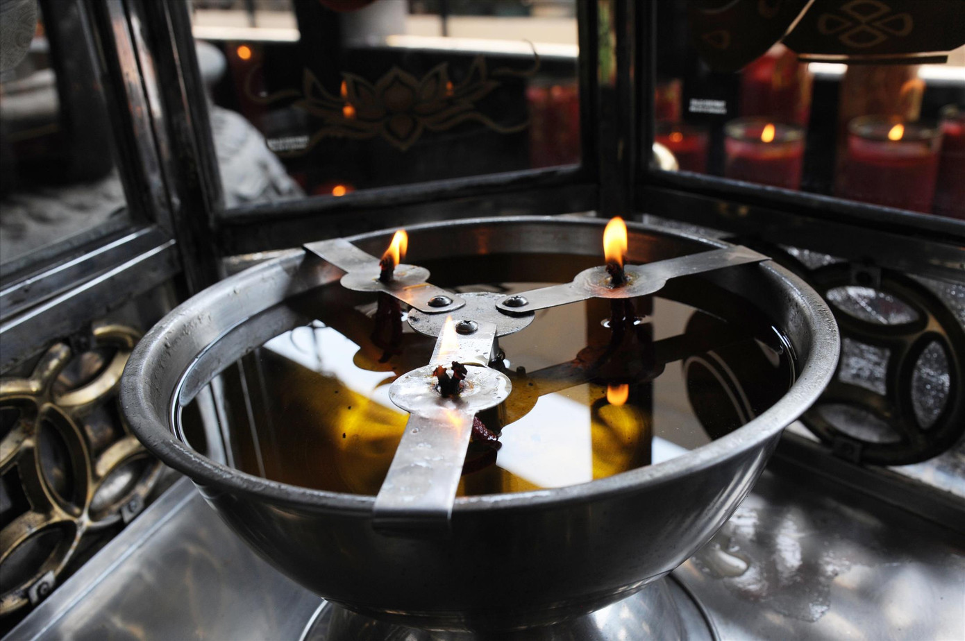 Nhiều chùa cổ vẫn duy trì phong tục dùng đèn dầu rất dễ gây cháy Ảnh: Nguyên Anh