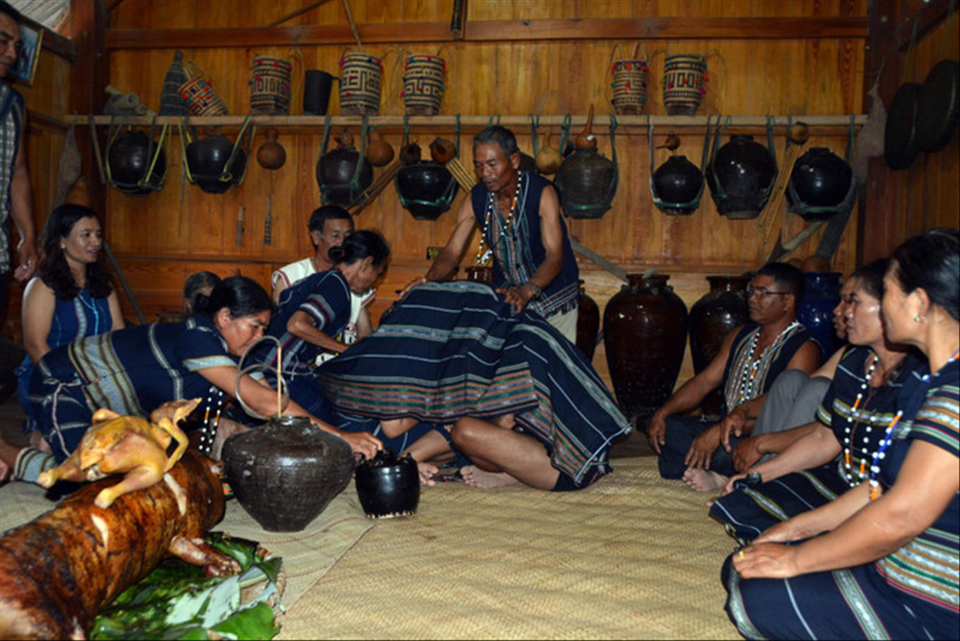 Thủ tục trùm khăn tác thành cho đôi bạn trẻ của người K’Ho.