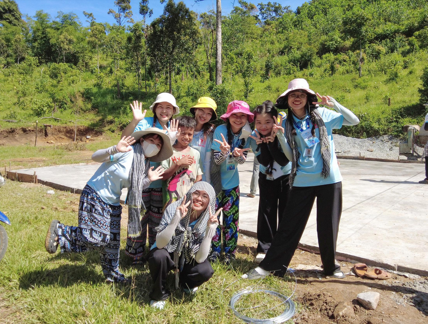 Bạn Nguyễn Ngọc Hương (ngồi) cùng đồng đội tại xã Trà Mai, huyện Nam Trà My, Quảng Nam