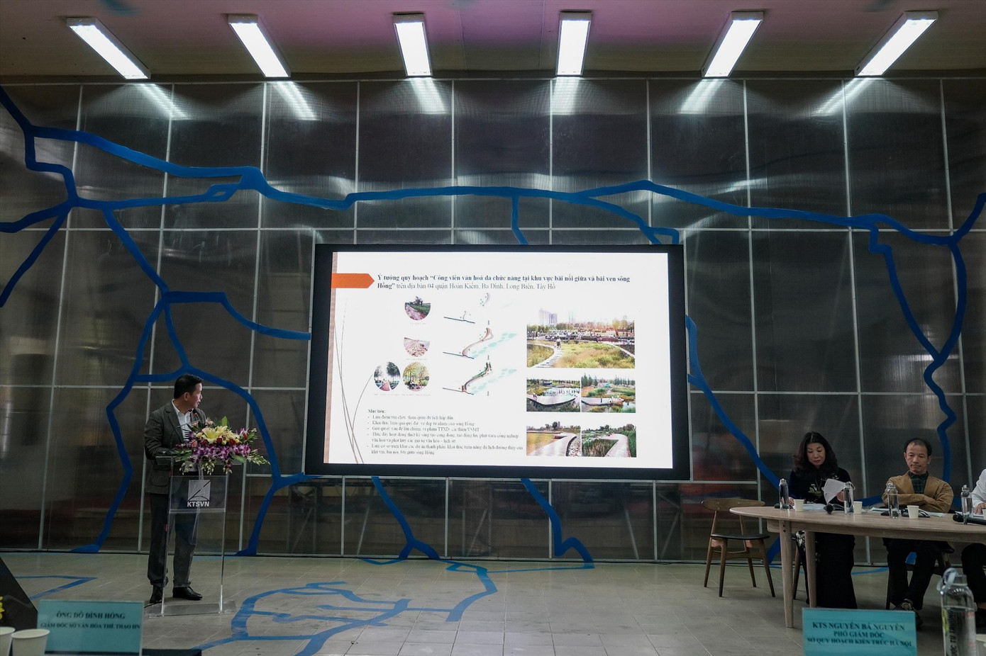 Các chuyên gia giới thiệu những ý tưởng quy hoạch khu đô thị sông Hồng. Ảnh: MINH AN