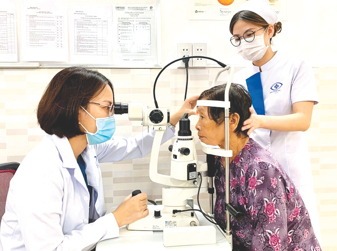 Bác sĩ Phượng khám bệnh cho người cao tuổi