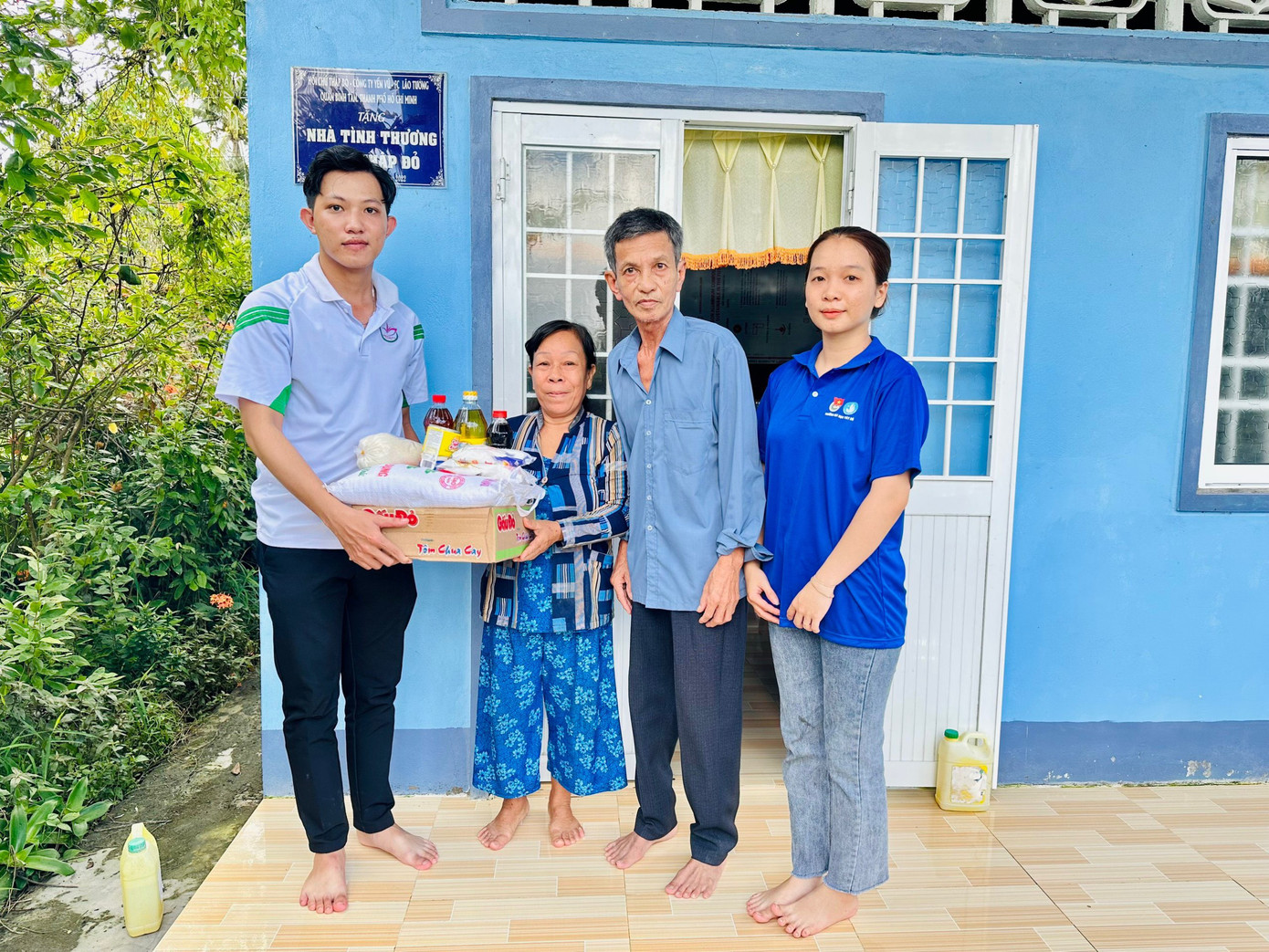 Thăm tặng quà gia đình chính sách, nạn nhân chất độc da cam và gia đình hoàn cảnh khó khăn