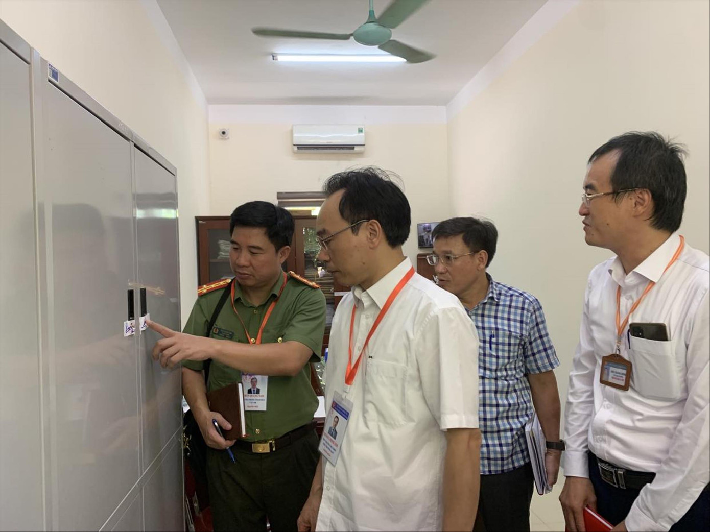 Thứ trưởng Bộ GD&ĐT Hoàng Minh Sơn (thứ 2 từ trái sang) kiểm tra công tác chuẩn bị thi tốt nghiệp THPT năm 2022 Ảnh: Nghiêm Huê Thứ trưởng Bộ GD&ĐT Hoàng Minh Sơn (thứ 2 từ trái sang) kiểm tra công tác chuẩn bị thi tốt nghiệp THPT năm 2022 Ảnh: Nghiêm Huê