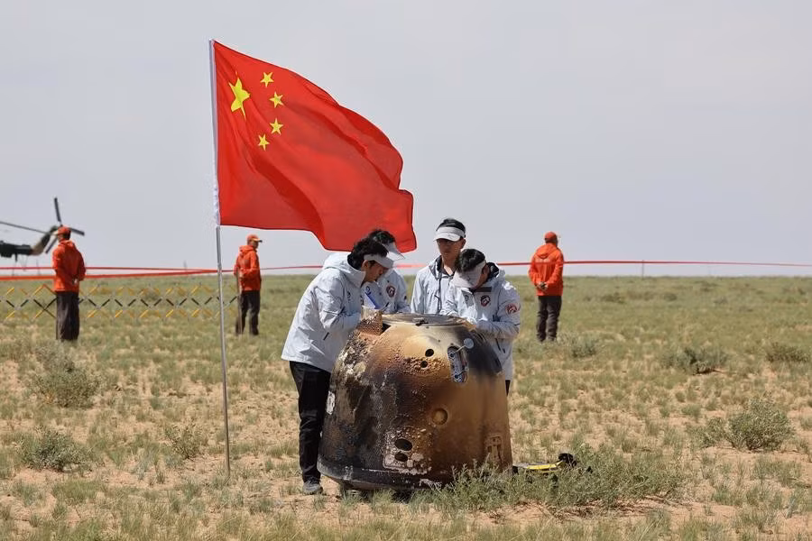 Thu hồi khoang chứa của tàu thăm dò Thường Nga-6 tại Khu tự trị Nội Mông, miền bắc Trung Quốc ngày 25/6/2024. Ảnh: Xinhua Thu hồi khoang chứa của tàu thăm dò Thường Nga-6 tại Khu tự trị Nội Mông, miền bắc Trung Quốc ngày 25/6/2024. Ảnh: Xinhua