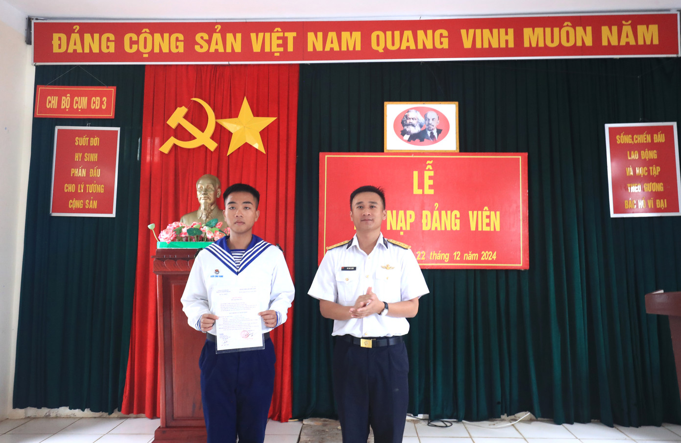 Bí thư Chi bộ, Chính trị viên Cụm chiến đấu 3, đảo Trường Sa trao quyết định kết nạp đảng viên mới cho chiến sĩ trẻ Nghiêm Công Phong (bên trái). Ảnh: Như Ý. Bí thư Chi bộ, Chính trị viên Cụm chiến đấu 3, đảo Trường Sa trao quyết định kết nạp đảng viên mới cho chiến sĩ trẻ Nghiêm Công Phong (bên trái). Ảnh: Như Ý.