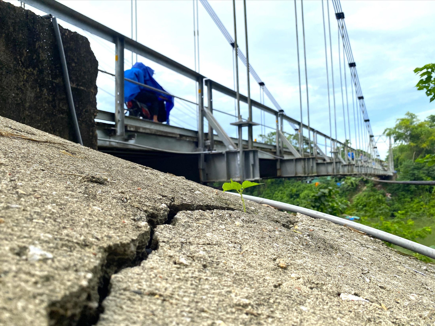 2 bên mố cầu treo Sông Giăng xuất hiện những vết nứt nghiêm trọng