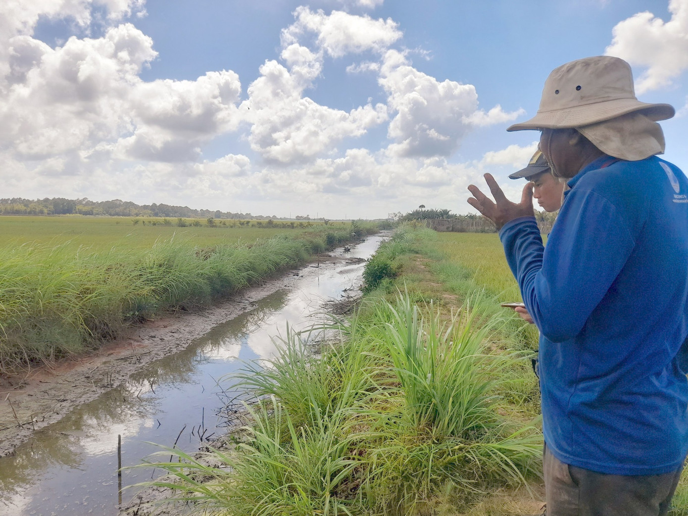 Kênh cung cấp nước cho cánh đồng lúa ở ấp Ô Răng (xã Long Sơn, huyện Cầu Ngang, tỉnh Trà Vinh) khô cạn nhiều ngày nay Ảnh: Cảnh Kỳ