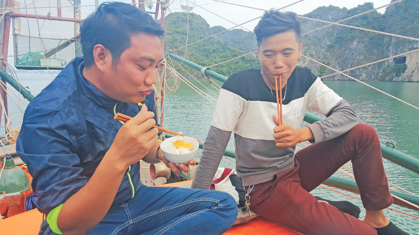 Bữa cơm sau chuyến đánh cá giữa vùng lõi vịnh Hạ Long Bữa cơm sau chuyến đánh cá giữa vùng lõi vịnh Hạ Long