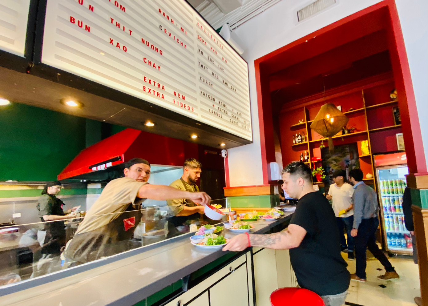 Các nhân viên quán phở làm việc rất cố gắng