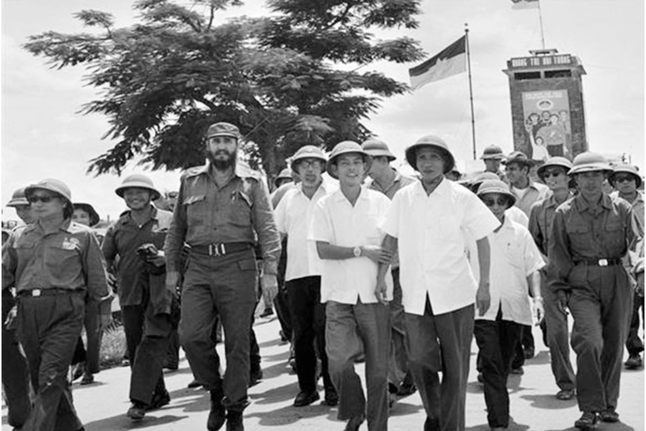 Chủ tịch Cuba Fidel Castro và Thủ tướng Phạm Văn Đồng thăm thị xã Đông Hà năm 1973 Ảnh: SỸ SÔ