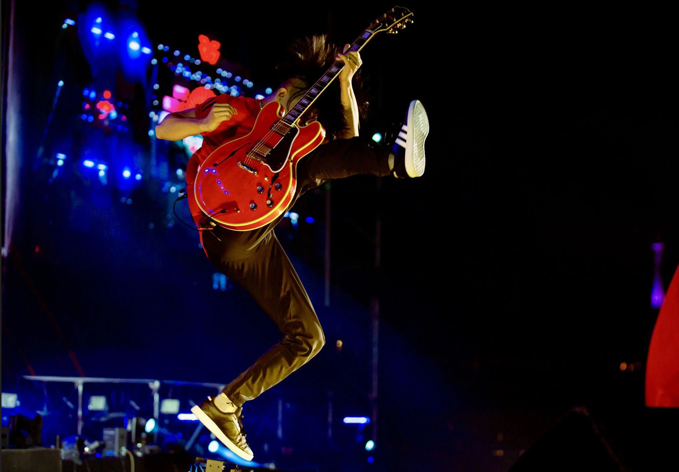 Ban nhạc rock Ngũ Cung đang tập luyện cùng các nghệ sĩ xiếc để chuẩn bị cho đêm diễn “Thiên thần lên núi”