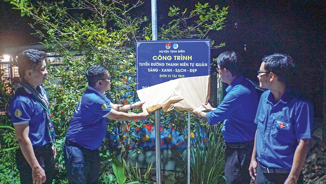 Tuổi trẻ An Giang khánh thành tuyến đường thắp sáng đường quê tại huyện biên giới Tịnh Biên Ảnh: Hòa Hội