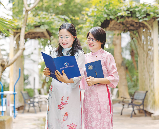 TS. Hà Thị Thanh Hương (trái) TS. Hà Thị Thanh Hương (trái)