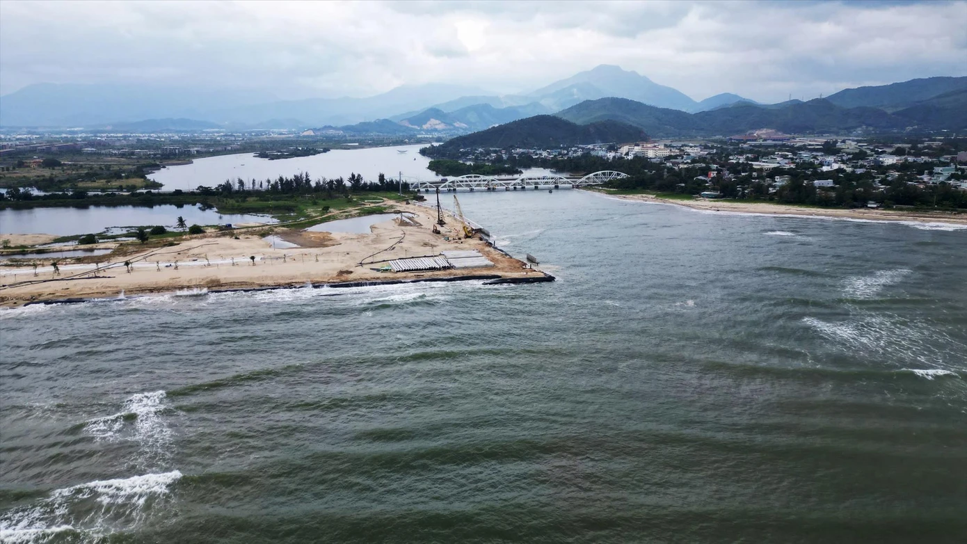 Dự án khu du lịch sinh thái Nam Ô xây kè, hút cát dọc cửa sông Cu Đê đổ ra biển Nam Ô Ảnh: Nguyễn Thành