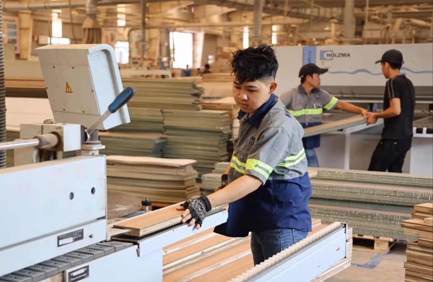 Công nhân Công ty ILA sản xuất đồ gỗ cho đơn hàng xuất khẩu. Ảnh: Vietnam+ Công nhân Công ty ILA sản xuất đồ gỗ cho đơn hàng xuất khẩu. Ảnh: Vietnam+